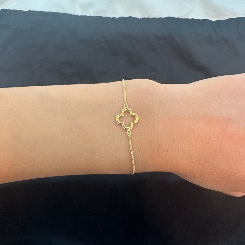 Elegant Gold Clover Bracelet